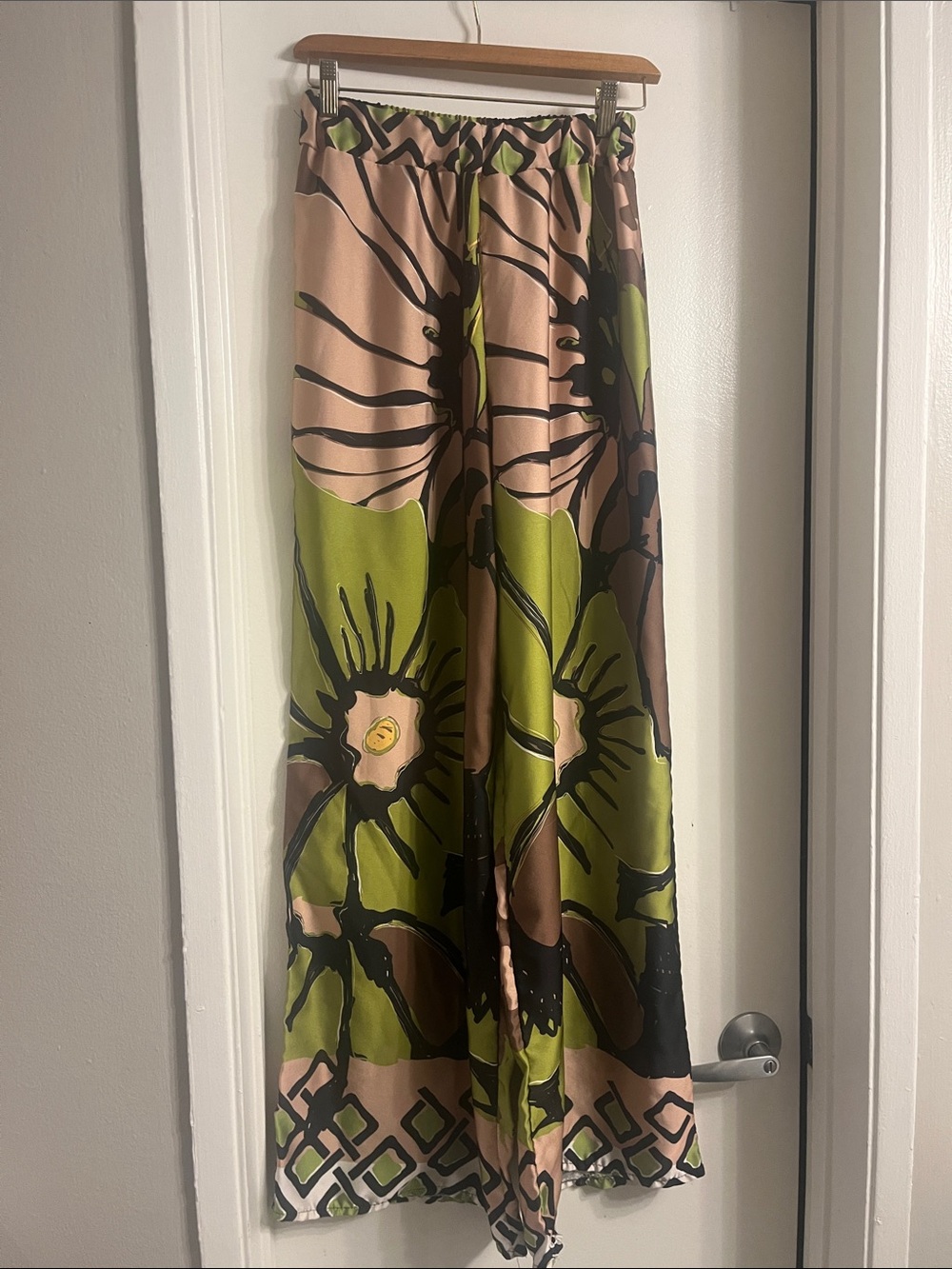 Wide-Leg Floral Print Pants in Green Beige Black sz L fits like M- long legs !